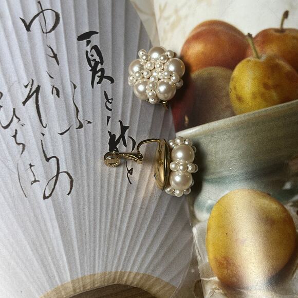 Vintage Pearl cluster Large Gold tone clip on earrings - Picture 4 of 5